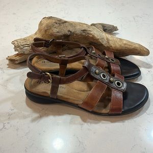 Naturalizer Leather Women's Channel Leather Comfort Sandal size 6.5